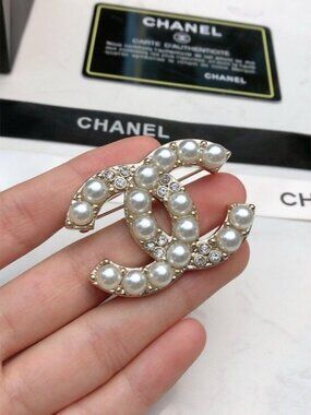 ✅Chanel Pearl Brooch